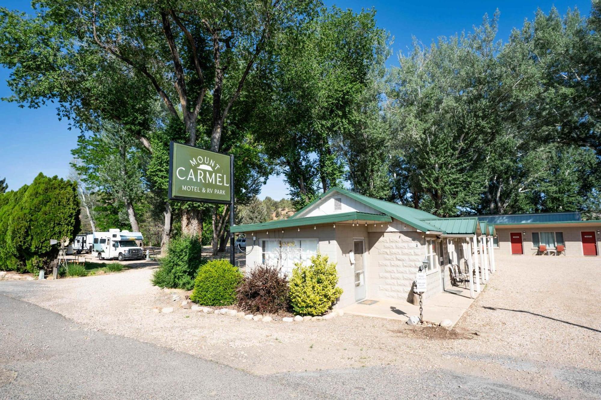 The Park Cabin At Mount Carmel Motel And Rv Park Exterior photo